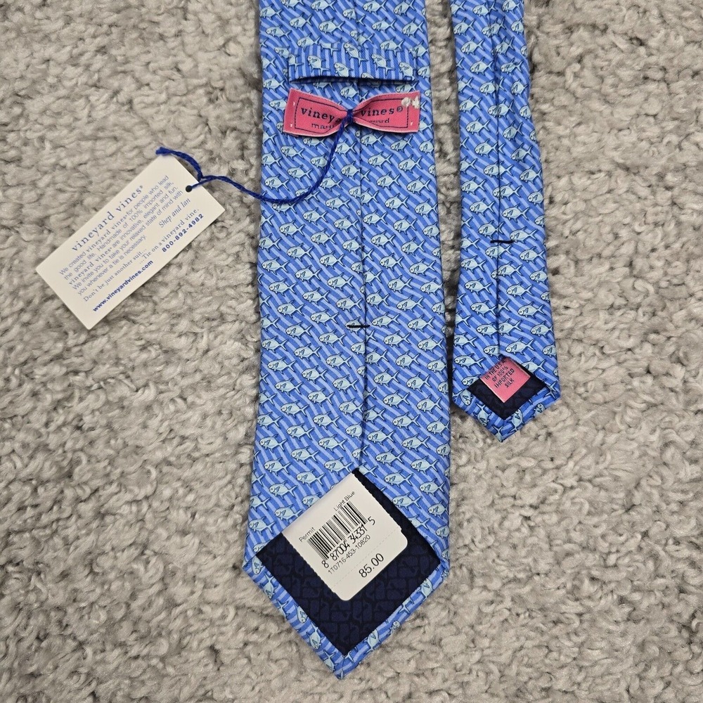 Vineyard Vines Mens Silk Tuna Fish Necktie Blue Made USA Preppy Classic - Picture 2 of 7